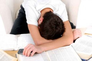 Zdjęcie studenta zmęczonego myśleniem o tym ile ma do zrobienia